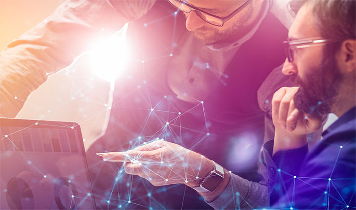 Foto: ZoneCreative/Shutterstock.com to menn som ser på data