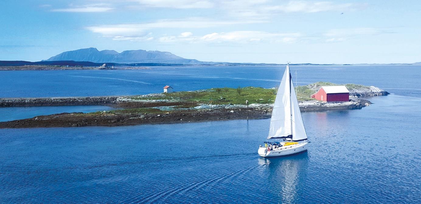 Seilbåt på havet utenfor Brønnøysund