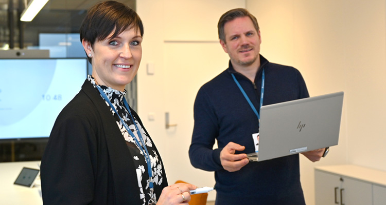 Kvinne og mann i arbeidslokale.