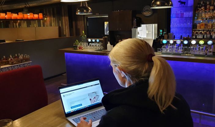 Foto: Hege Celine Sæthre, Brønnøysundregistrene Illustrasjonsfoto. Kvinne foran pc som er inne på www.kompensasjonsordning.brreg.no