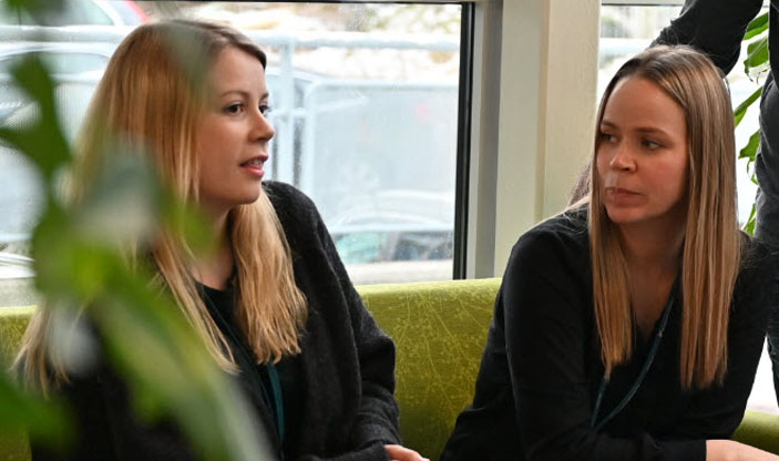 Foto: Brønnøysundregistrene Bilde av to kollegaer i samtale