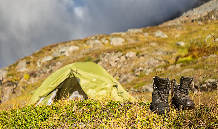 Foto: Jens Ottoson/Shutterstock.com Fjellsko foran telt i fjellet. Bilde