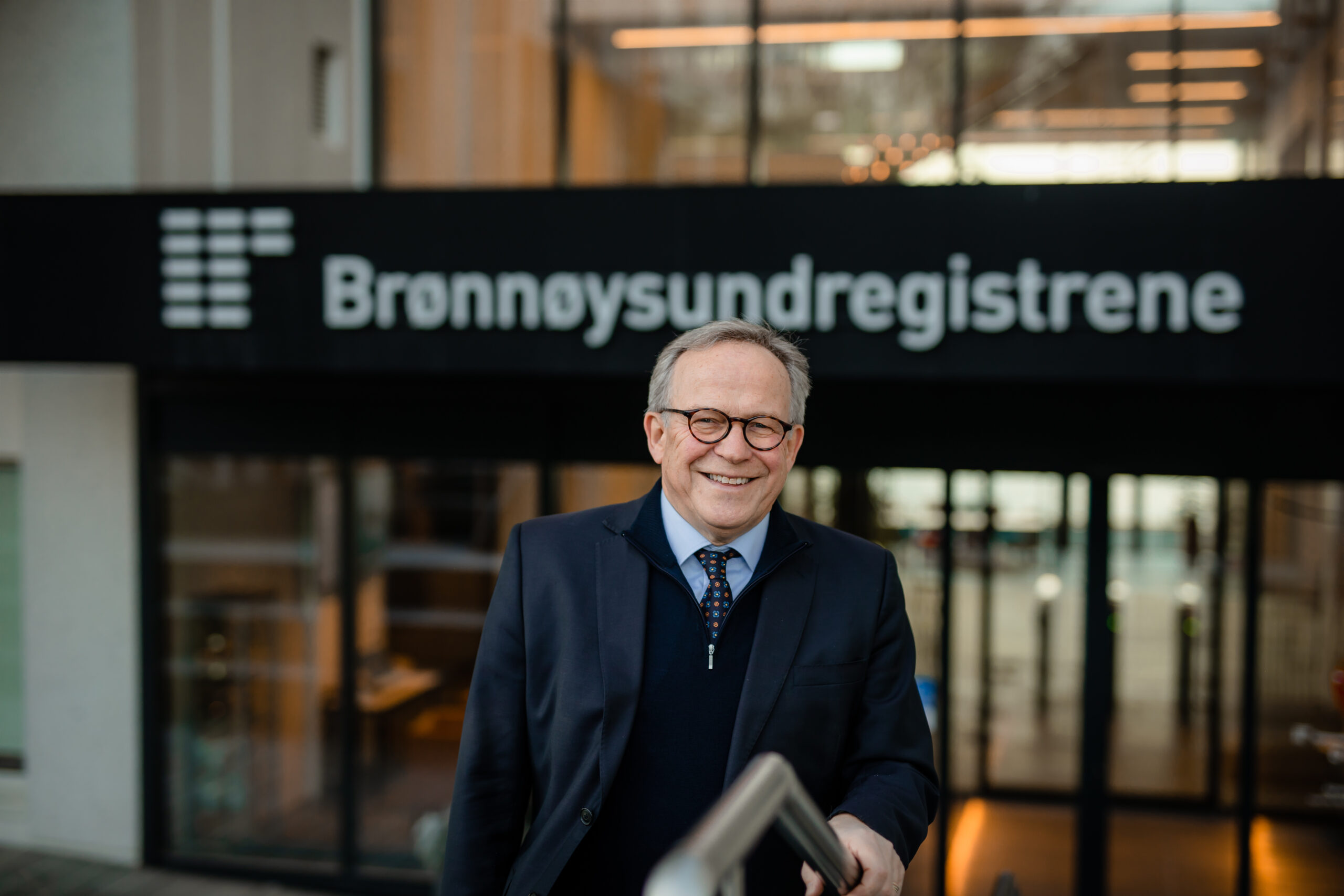 Lars Peder Brekk utenfor registerbygget